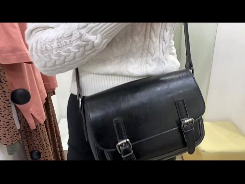❤️ Masturbasyona giştî ya keçika ciwan FeralBerry bi dilopek li jûreya fitarê ❤️ Porno fb li ku.hentaibar.ru ❤